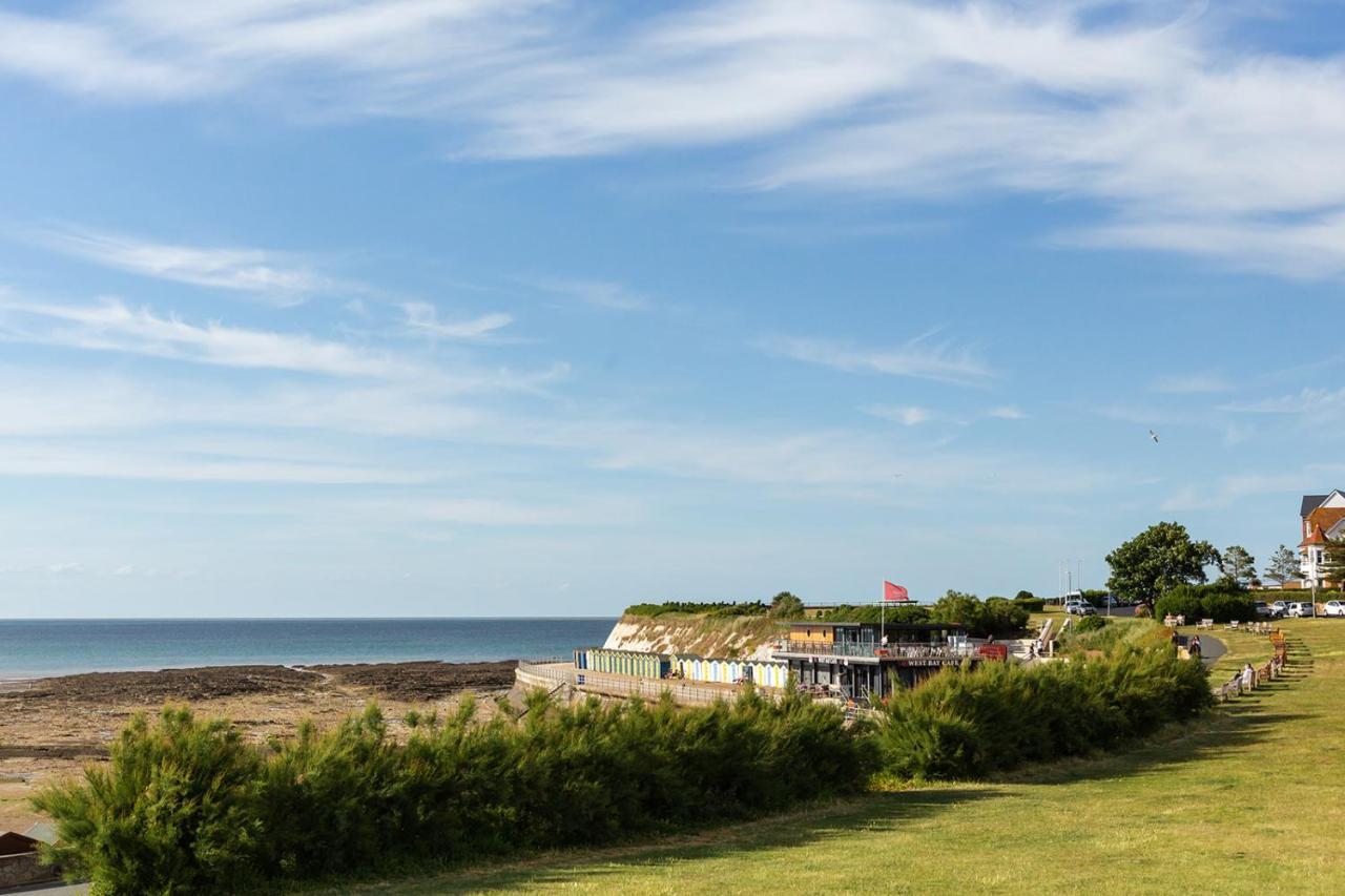A View Of The Bay- Panoramic Sea Views- Sleeps 4 Appartement Westgate-on-Sea Buitenkant foto